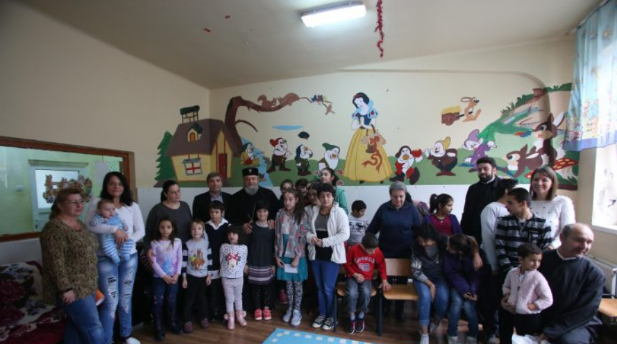Mitropolitul Ardealului a oferit daruri pentru trei centre de copii din Sibiu