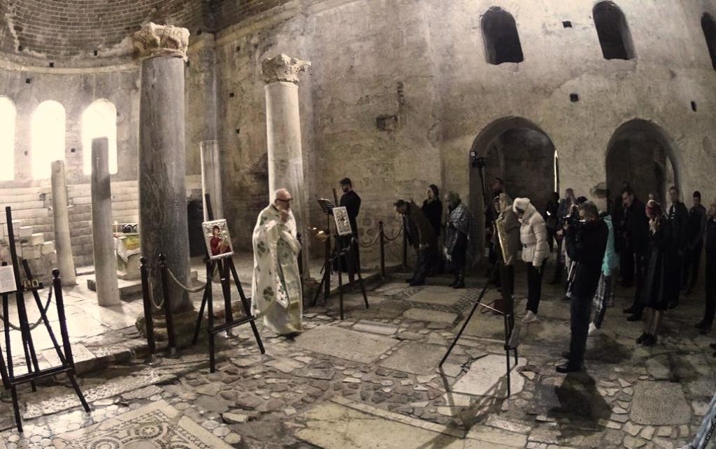 Группа паломников из России совершила богослужение в храме святителя Николая Мирликийского в Демре