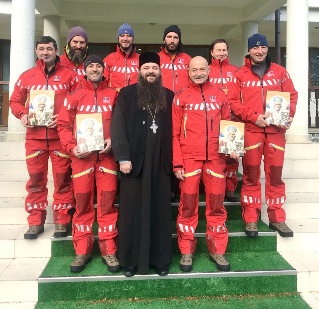 Patriarhul Daniel a oferit salvamontiștilor din Bușteni echipament montan