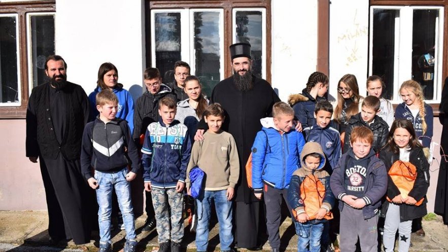 Владика нишки Арсеније наставља да помаже вишедетне породице у општини Медвеђа