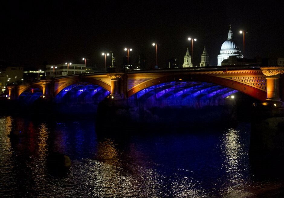 Είμαι Λονδίνο. Που θα βάλω ένα κεράκι;