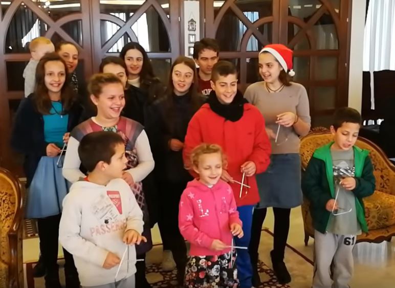 Τα παιδιά του χωριού Τρικόρφου πήγαν στο Ιερό Ησυχαστήριο (βίντεο)