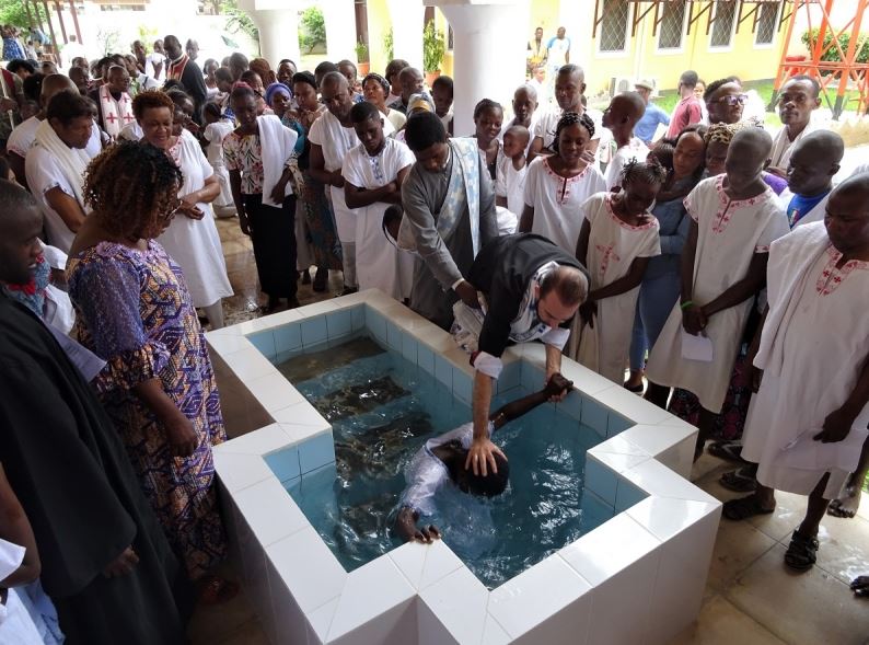 Βάπτιση 72 κατηχουμένων από τον Μητρ. Παντελεήμονα (φωτοστιγμές)