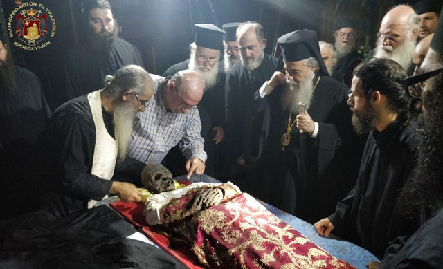 Μητροπ. Μεσογαίας: “Οι στιγμές της μετάθεσης του Ιερού Λειψάνου του Αγίου Σάββα σε νέα λάρνακα” (βίντεο)