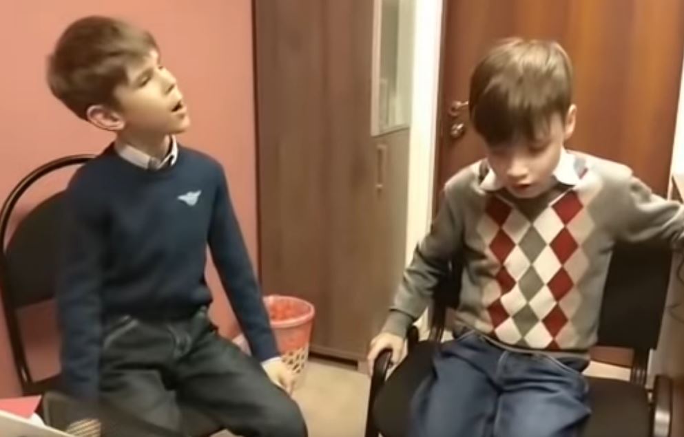 Άξιον Εστί β’ ήχος – Ψάλλουν δύο “άγγελοι” στη Μόσχα