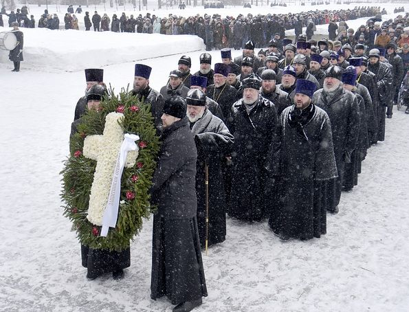 Делегация Санкт-Петербургской епархии приняла участие в возложении венков на Пискаревском кладбище по случаю 75-летия снятия блокады Ленинграда
