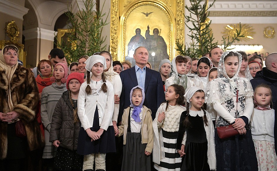 Владимир Путин поздравил верующих с Рождеством Христовым