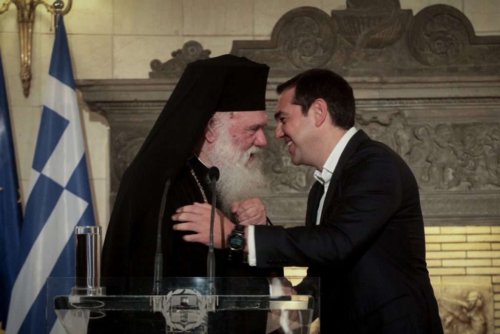 Μαξίμου: Διπλό μέτωπο με την Εκκλησία