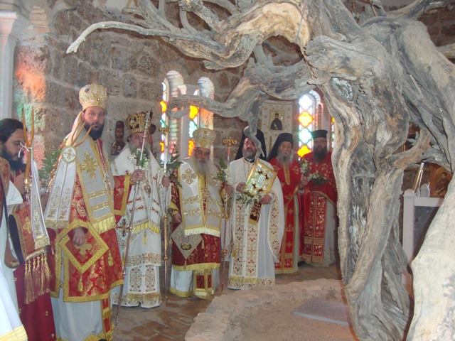 Αρχιερατικό συλλείτουργο στον Άγιο Εφραίμ Νέας Μάκρης