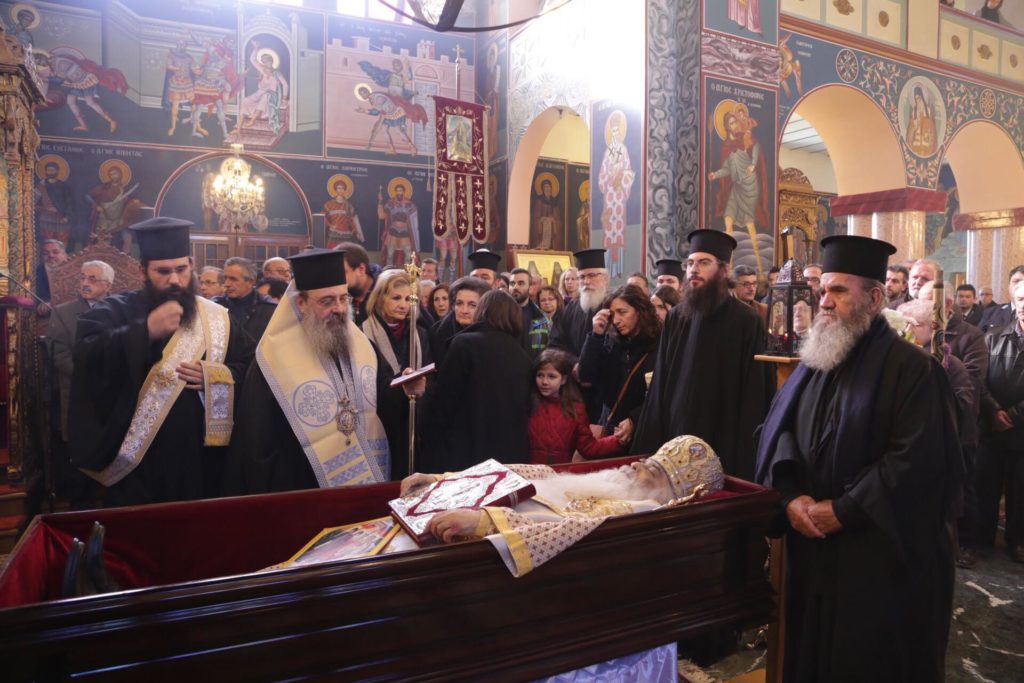 Πλήθος κόσμου και Ιεραρχών στη Σιάτιστα παρά την παγωνιά για να αποχαιρετίσει τον Μακαριστό Ποιμενάρχη (συνεχής ενημέρωση)