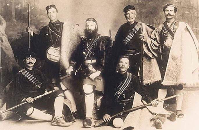 Όταν η Εκκλησία και οι πνευματικοί της ευλογούν τ’ άρματα των αντρειωμένων