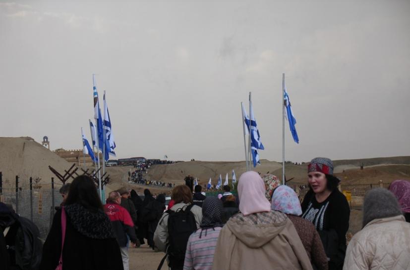 Στον Ιορδάνη Ποταμό. Χιλιάδες επισκέπτες βαφτίζονται την ημέρα των Θεοφανίων