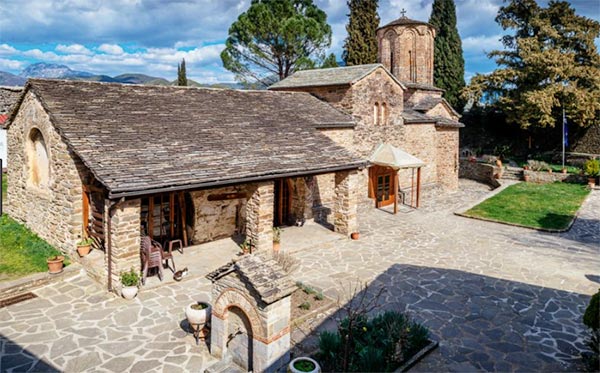 Ζημιές στο δρόμο προς την Ι.Μ. Μολυδβοσκεπάστης