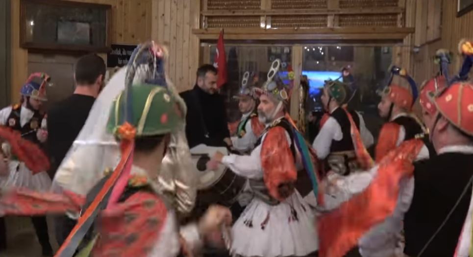Πανηγύρι στο χιονισμένο Uzungöl (βίντεο)