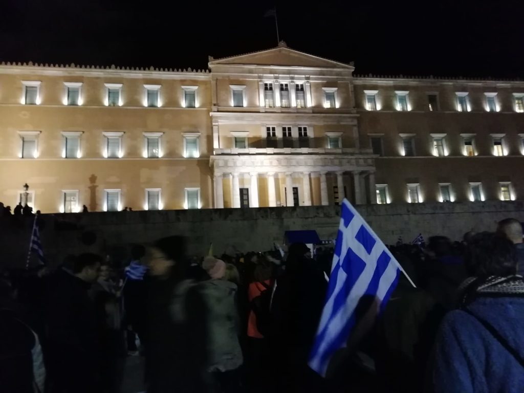 Μαζεύεται κόσμος: Πριν λίγα λεπτά έξω από τη Βουλή (φώτο)