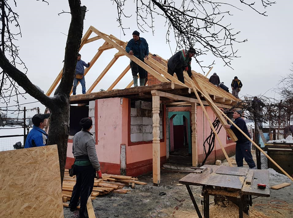 Prin implicarea preotului, comunitatea din Lăpuş a reparat în 24 ore casa unei familii afectate de incendiu