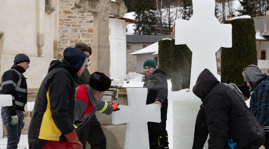 FOTO: Pregătirea crucilor de gheață la Mănăstirea Putna