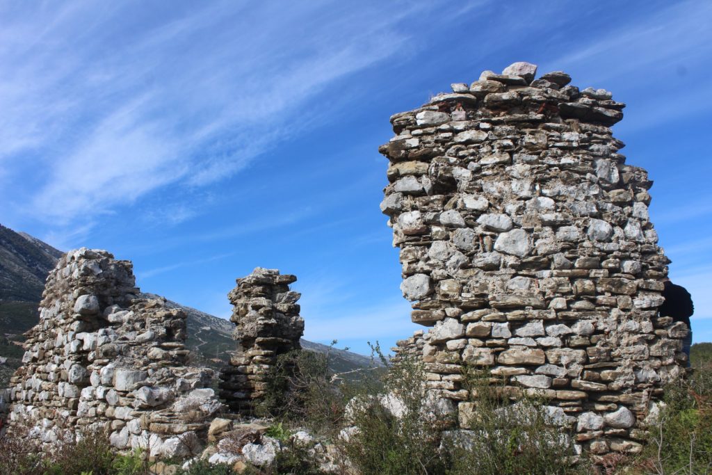 Rrënojat e Kishës së Shën Gjergjit mes antikitetit dhe natyrës