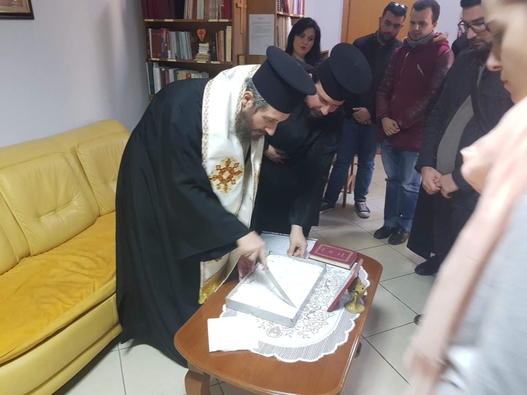 Në prerjen e kekut të “Shën Vasilit” në ambientet e Radio “Ngjallja”