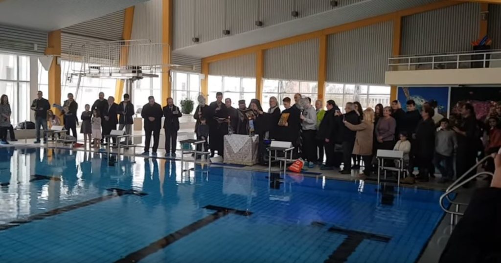 Αννόβερο: Ελληνόπουλο τρίτης γενιάς ανέσυρε τον Σταυρό (βίντεο)