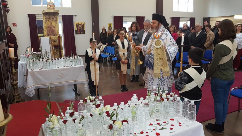 احتفل صاحب السيادة المتروبوليت اسحق (بركات)، راعي أبرشية ألمانيا وأوروبا الوسطى، بعيد الظهور الإلهيّ في رعية القدّيسين بطرس وبولس في بوتسباخ، حيث أقام القدّاس الإلهي الذي غصّ بالمؤمنين المحتفلين بالعيد والمرحّبين بصاحب السيادة. تلا القداس صلاة تقديس المياه وتوزيع المياه المقدسة على الحاضرين.