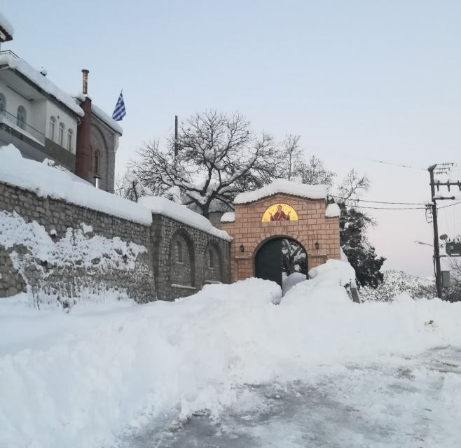 Στα λευκά ντύθηκε η Ιερά Μονή Δαμάστας