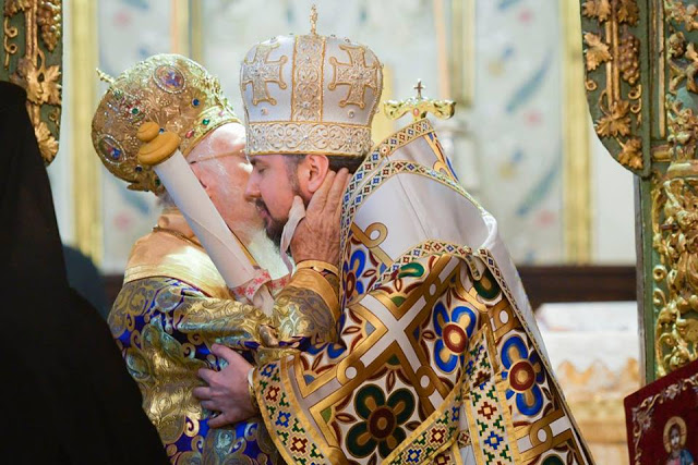Παραδόθηκε ο Τόμος της Ουκρανικής Αυτοκεφαλίας από τον Οικουμενικό Πατριάρχη στον νέο Προκαθήμενο.