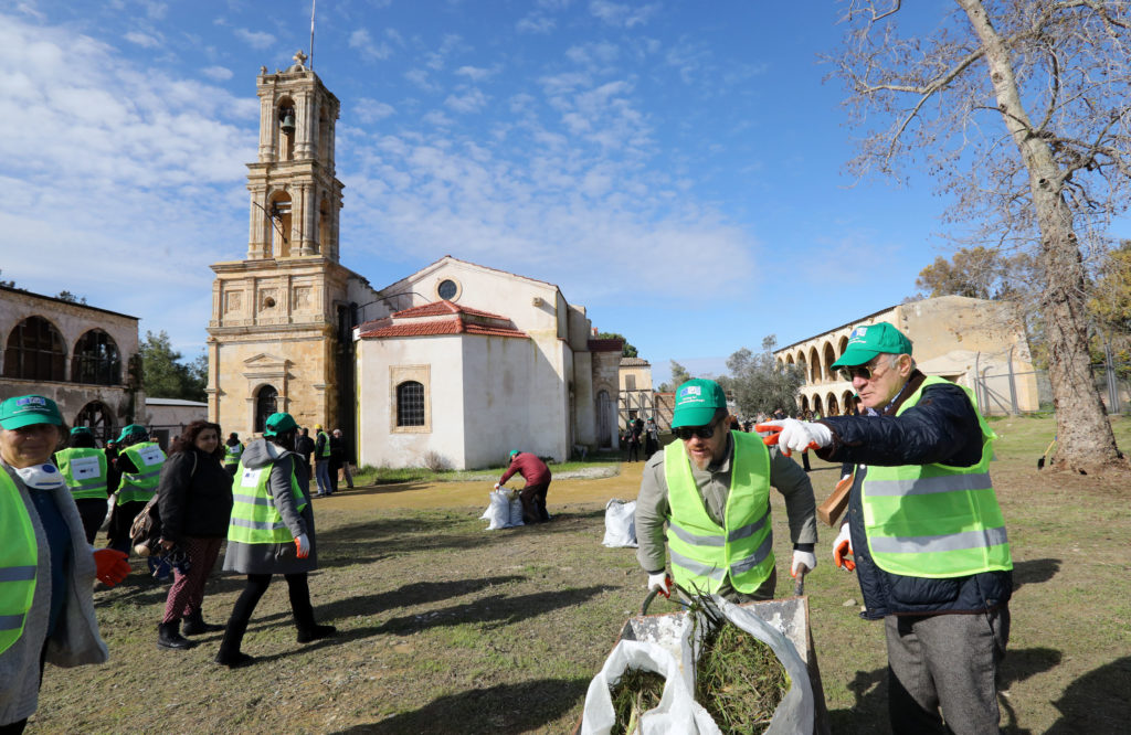 Greek Cypriots and Turkish Cypriots team up to clean Agios Panteleimon (VIDEO)