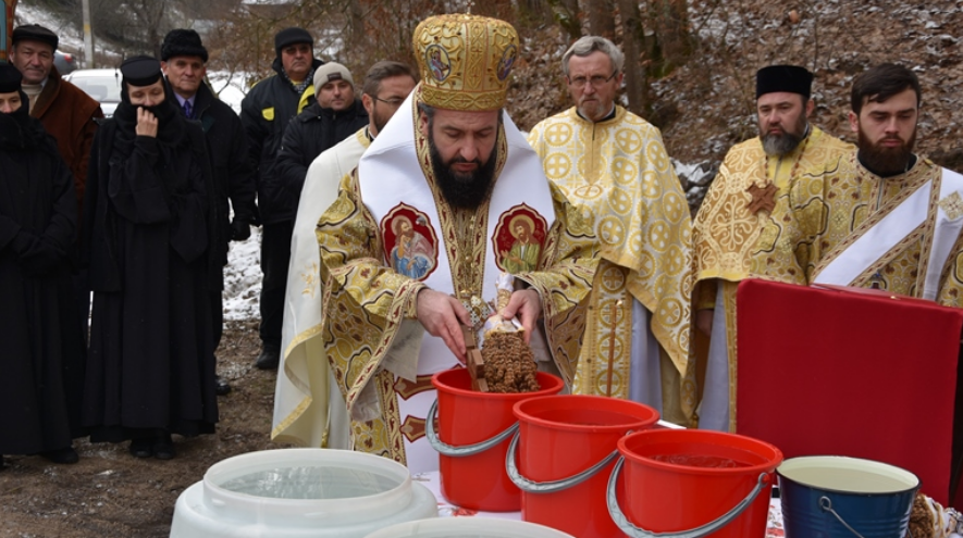 Episcopul Lucian al Caransebeșului a slujit sămbătă, 5 ianuarie 2019, în Ajunul Bobotezei la Mănăstirea Vasiova, unde a oficiat Sf. Liturghie, Vecernia și Sfințirea cea mare a apei.