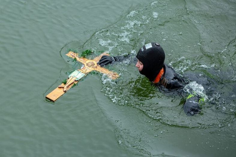 Μαθήτρια 11 ετών ανέσυρε τον Σταυρό από τα παγωμένα νερά στο Μόναχο