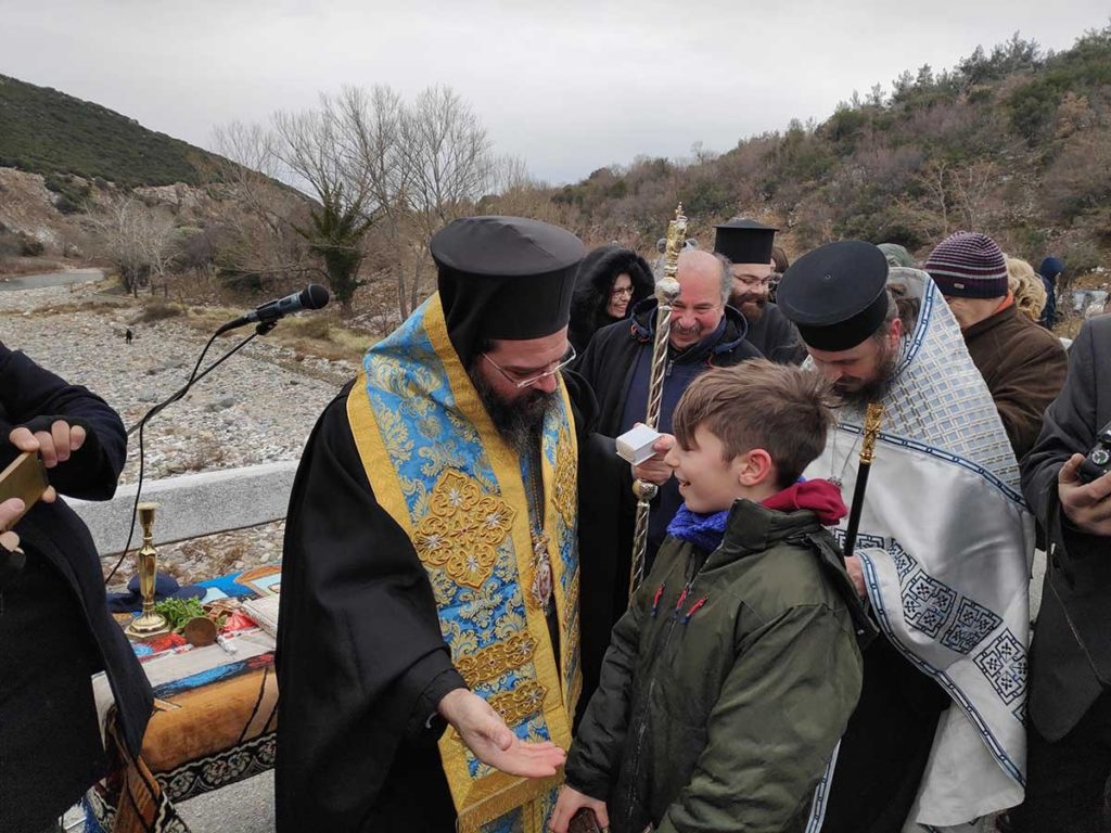 Ο μικρός Χρ. Μπέλλος ο μοναδικός που βούτηξε στα κρύα νερά του Κομψάτου