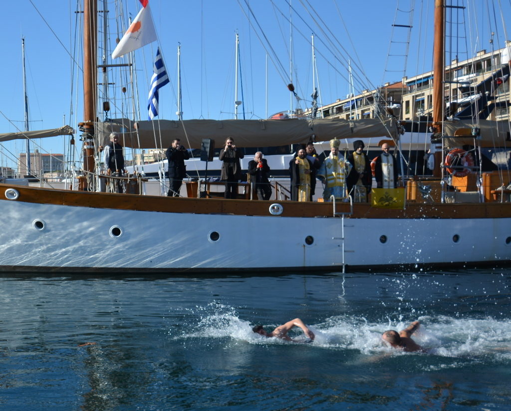 Πέφτοντας για τον Σταυρό στο λιμάνι της Μασσαλίας