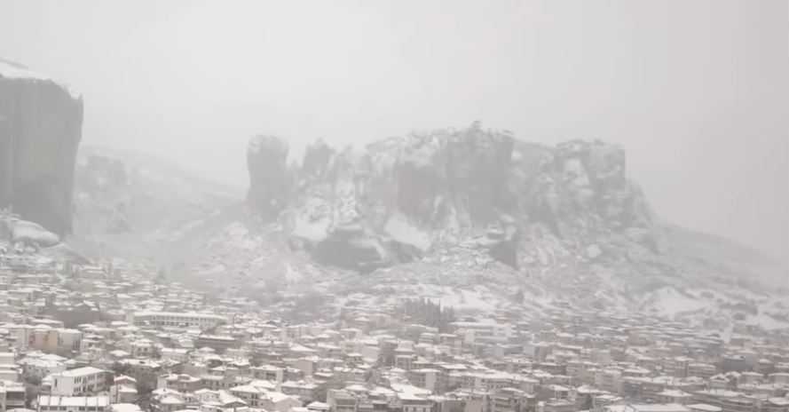 Στα λευκά οι Ιερές Μονές των Μετεώρων