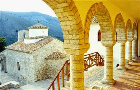 Τα μοναστηράκια στην παραλία του Ιονίου