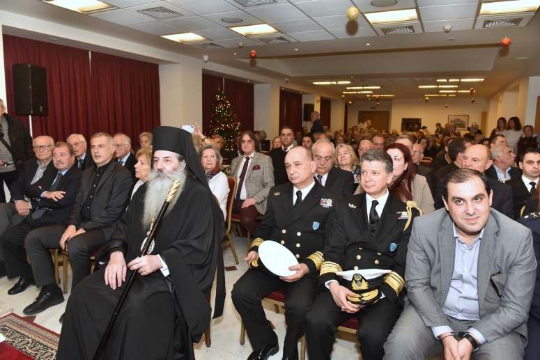 Ο Μητρ. Πειραιώς στη Βασιλόπιτα του Γηροκομείου (φώτο)