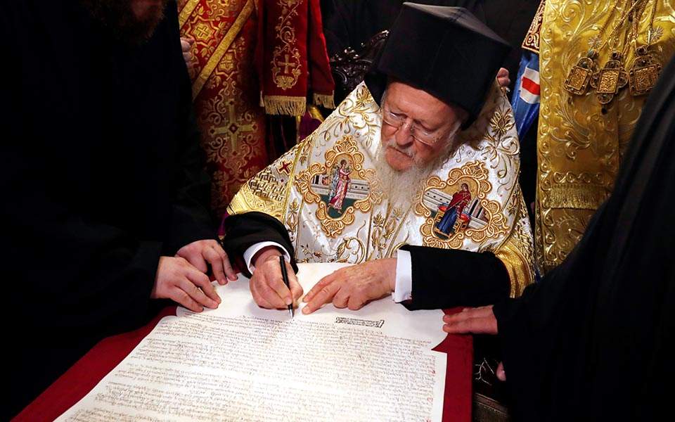 Η ιστορική στιγμή της υπογραφής της Αυτοκεφαλίας της Ουκρανικής Εκκλησίας (βίντεο)
