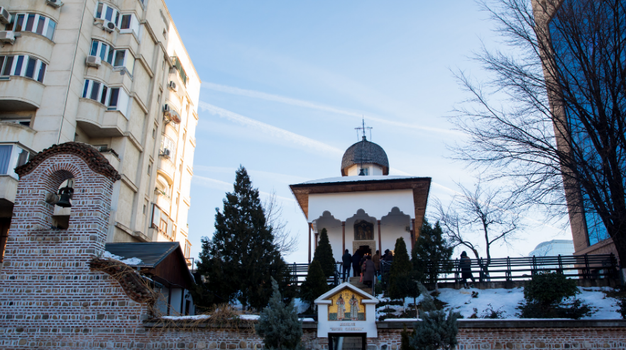 Biserica Bucur Ciobanul şi-a serbat ocrotitorii. Credincioşii s-au închinat la moaştele lor aşezate în lăcaşul de cult