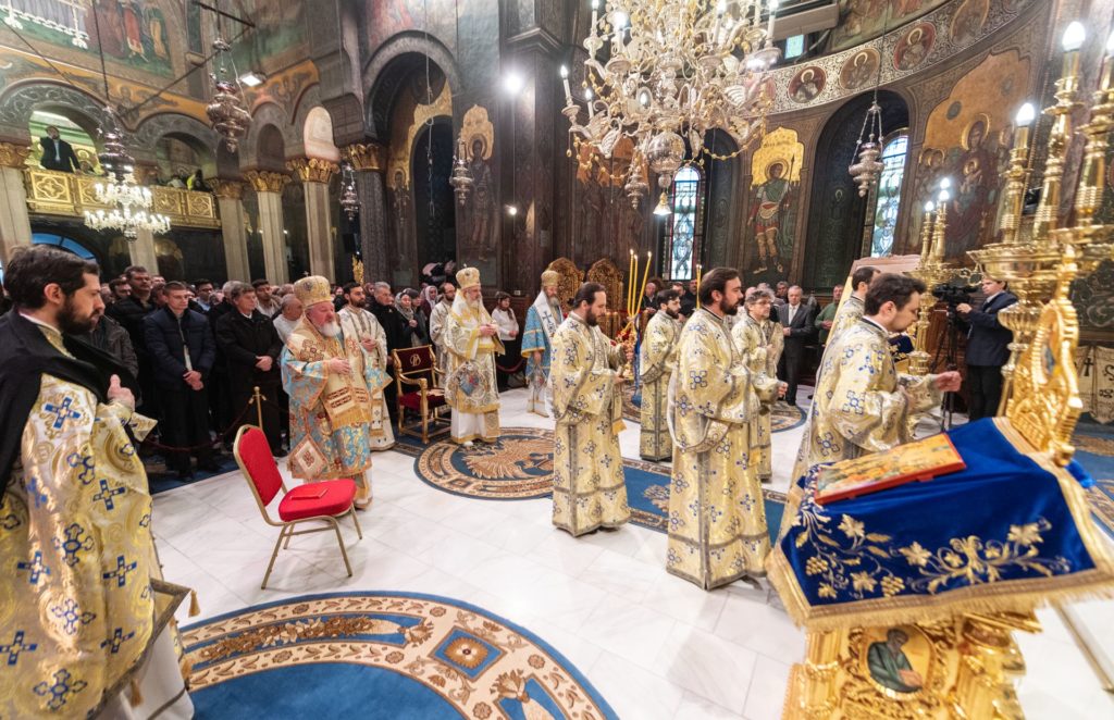 Botezul este o cufundare în harul și iubirea Preasfintei Treimi, spune Patriarhul României (VIDEO)