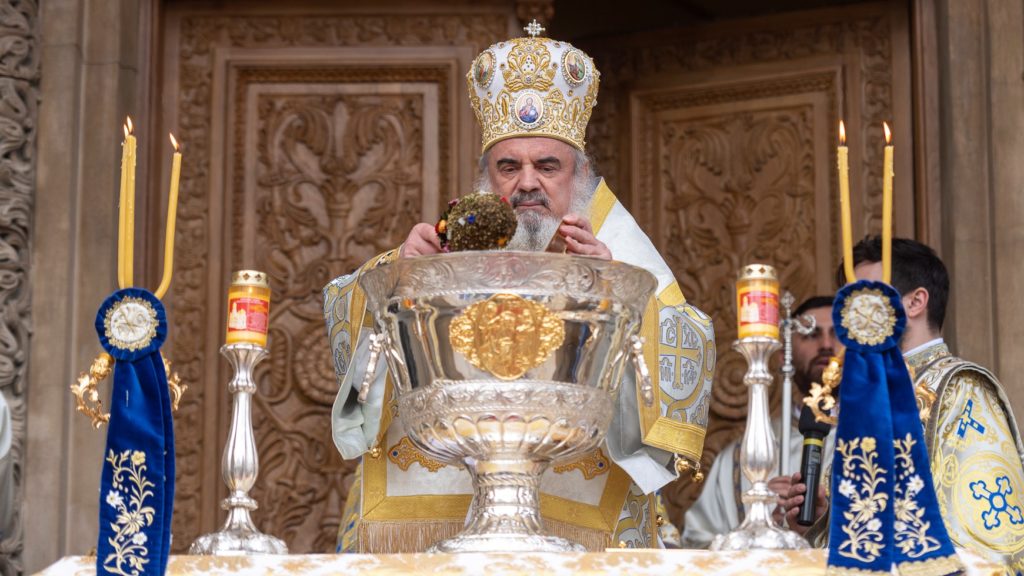 De Bobotează prăznuim și Botezul poporului român, a spus Patriarhul Daniel la Slujba Aghesmei Mari