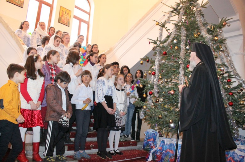 Arhiepiscopul Casian a petrecut Anul Nou împreună cu tinerii de la Centrul „Sf. Vasile cel Mare” din Galaţi