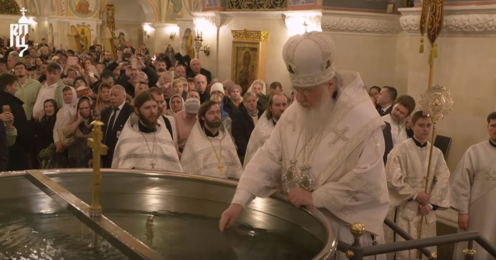 В Крещенский сочельник Святейший Патриарх Кирилл совершил Литургию в нижней церкви кафедрального соборного Храма Христа Спасителя в Москве