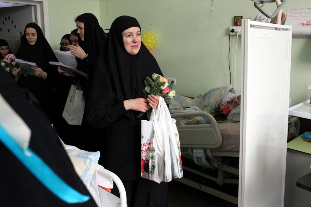 Сотрудники Московской Патриархии поздравили с Рождеством пациентов паллиативного отделения больницы святителя Алексия