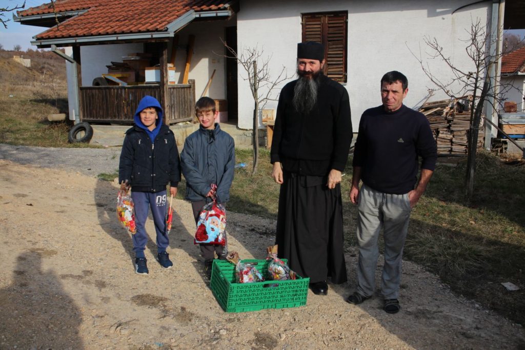 Дечански монаси с благословом Владике Теодосија поделили божићне поклоне у Метохији