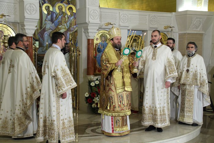 Поноћна Божићна Литургија у храму Светог Саве