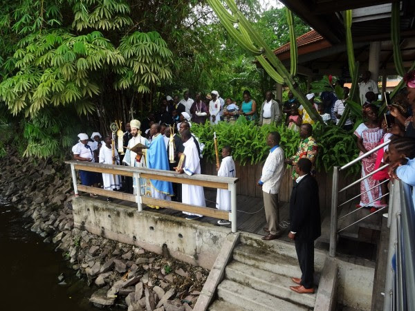 Ο Σταυρός στα νερά του ποταμού Κονγκό