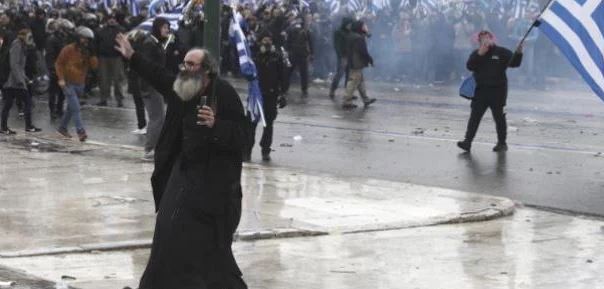 Με υψωμένο το χέρι του κατευθύνθηκε προς τις δυνάμεις των ΜΑΤ