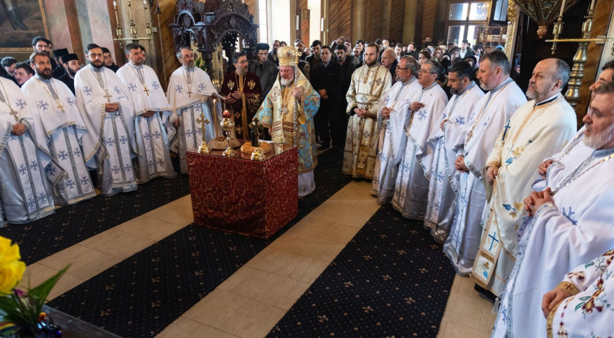 Hram la FTOUB: Sfânta Liturghie a fost oficiată de Episcopul vicar Varlaam Ploieşteanul
