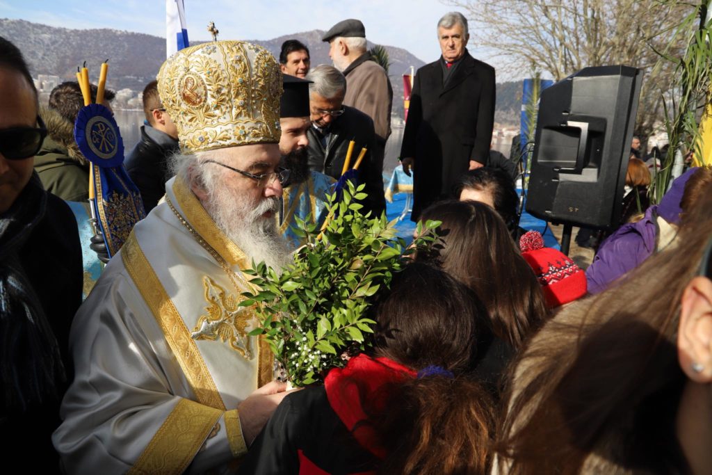 Ο Καθαγιασμός των Υδάτων στα παγωμένα νερά της λίμνης της Καστοριάς
