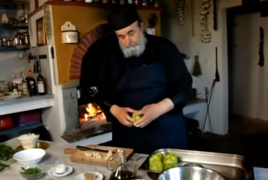 Αγιορείτικα φασόλια γίγαντες και σούπα με πράσα (βίντεο)