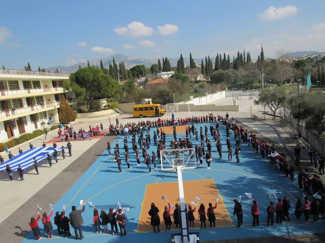 Μαθητές τραγουδούν το “Μακεδονία Ξακουστή”